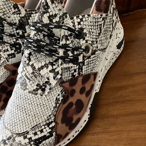 SALE Last 1️⃣ Leopard Snake sneakers - Picture 3 of 8